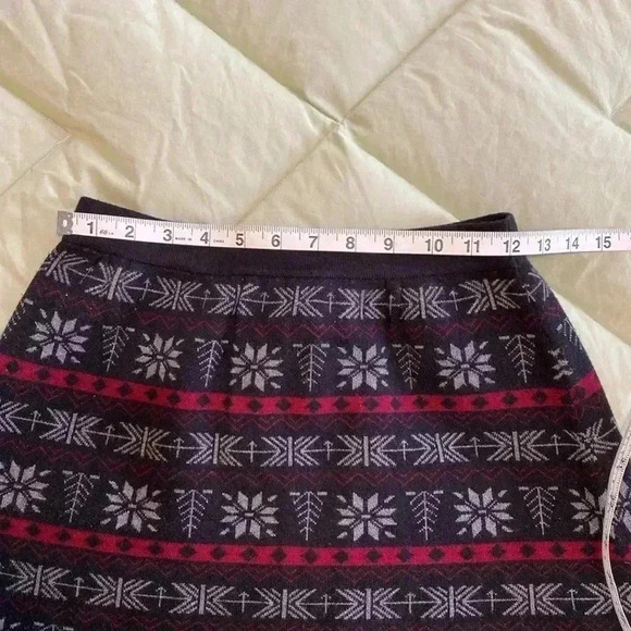 Joe B by Joe Benbasset Black, Silver & Red, Small Fair Isle Mini Sweater Skirt. - Picture 7 of 8